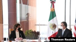 La coordinadora de fronteras de la Casa Blanca, Roberta Jacobson, y el canciller mexicano, Marcelo Ebrard, sostienen una reunión en la Ciudad de México, el 23 de marzo de 2021.