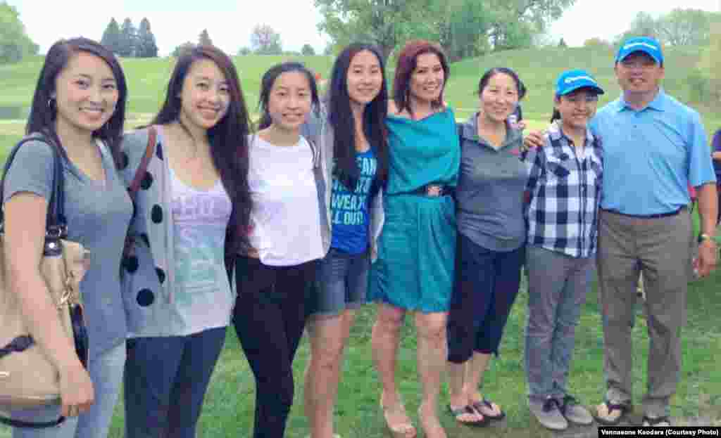 ຄອບຄົວ ແມ່ແລະລູກ ພາກັນ ມາສະໜັບສະໜຸນພໍ່ ທີ່ລົງແຂ່ງຂັນ