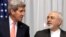 AQSh Davlat kotibi Jon Kerri (chapda) Eron Tashqi ishlar vaziri Muhammad Javod Zarif bilan, Lozanna, Shveysariya, 16-mart, 2015-yil.