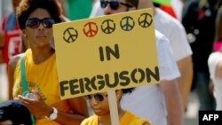 Para demonstran memprotes penembakan mati Michael Brown, di Ferguson, Missouri, 23 Agustus 2014.