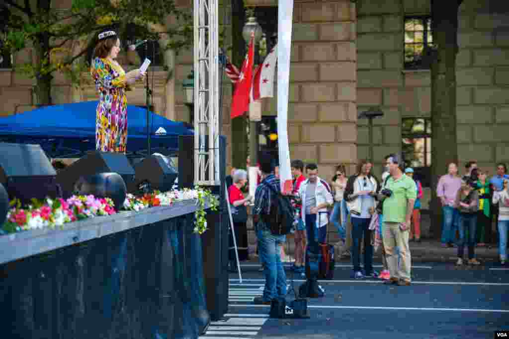 Dilafruz Haydarova Ipak Yo'li raqs dastasining chiqishini e'lon qilyapti, Vashingtondagi turk festivalidan, 29-sentabr, 2013-yil