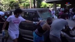 Բեյրութի բնակիչները մաքրում են փողոցները պայթյունից հետո