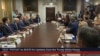 美国农业部长罗林斯在2025年7月8日的内阁会议上手持一张显示中国公民购买的美国农田地图，阐述中国购买美国农田的威胁。