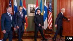 (Слева направо) Спецпосланник США Стив Уиткофф, президент Финляндии Александр Стубб, президент Украины Владимир Зеленский и премьер-министр Норвегии Йонас Гар Стёре перед встречей в Осло. 20 октября 2026 года(Фото: Хейко Юнге / NTB / AFP)