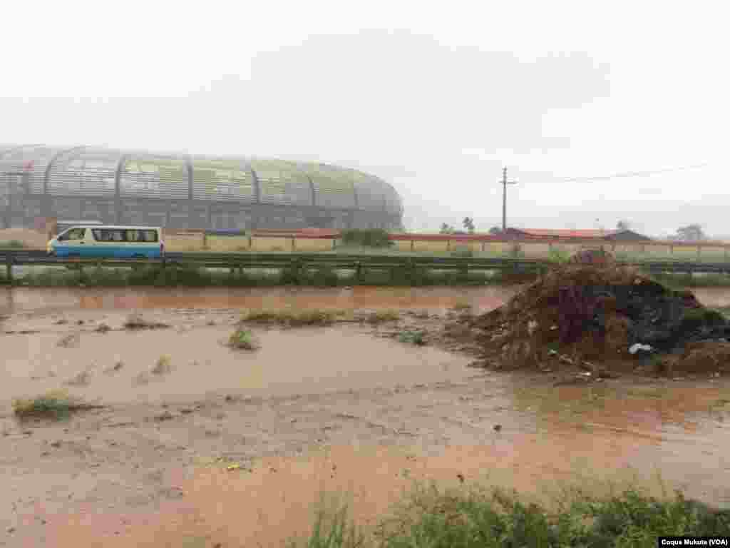 Estrada do Estádio 11 de Novembro, Luanda, durante chuvas fortes de Abril.