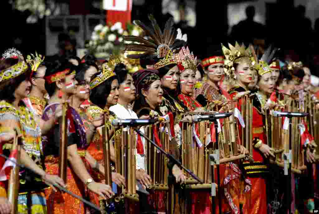 Ibu-ibu memainkan angklung dalam perayaan Ulang Tahun ke-73 Republic Indonesia di Istana Merdeka di Jakarta, Jumat, 17 Agustus 2018.