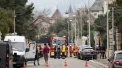 Petugas pemadam kebakaran dan pasukan penyelamat Prancis di dekat pintu masuk konsulat Rusia di Marseille setelah konsul jenderal mengonfirmasi telah terjadi ledakan, di Marseille, Prancis, 24 Februari 2025. (Stringer/REUTERS)