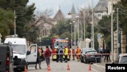 Petugas pemadam kebakaran dan pasukan penyelamat Prancis di dekat pintu masuk konsulat Rusia di Marseille setelah konsul jenderal mengonfirmasi telah terjadi ledakan, di Marseille, Prancis, 24 Februari 2025. (Stringer/REUTERS)