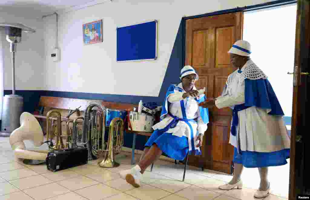 جنوبی افریقی شہر جوہانسبرگ کے گرجا گھروں میں بھی داخلے سے قبل ہاتھوں کو دھونا ضروری ہے۔ مرد ہوں یا خواتین سب کا سینٹائزر استعمال کرنا لازمی ہے۔