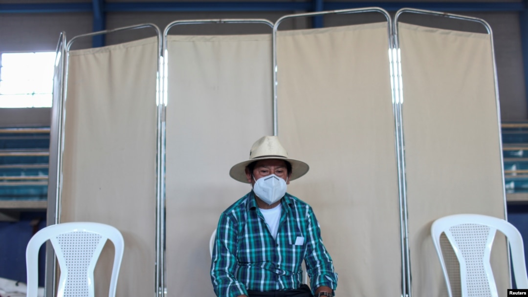 Un hombre espera recibir una dosis de la vacuna Moderna contra la enfermedad del coronavirus (COVID-19) en Sumpango, Guatemala el 14 de agosto de 2021.