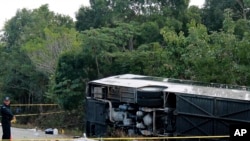 Bus penumpang yang mengalami kecelakaan di Mahahual, Quintana Roo, Meksiko hari Selasa (19/12). 