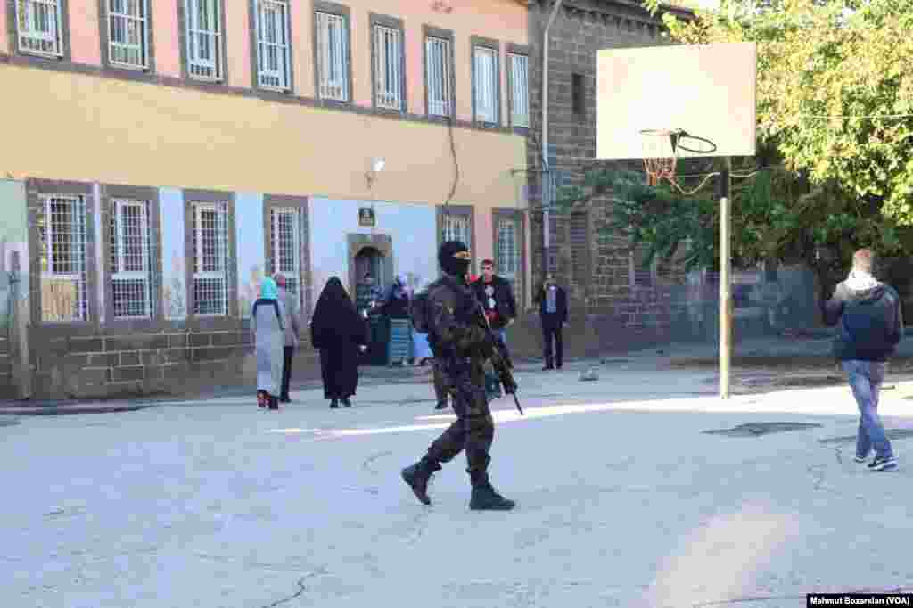 Diyarbakır'ın Sur mahallesinde seçim için sıkı güvenlik önlemleri alındı