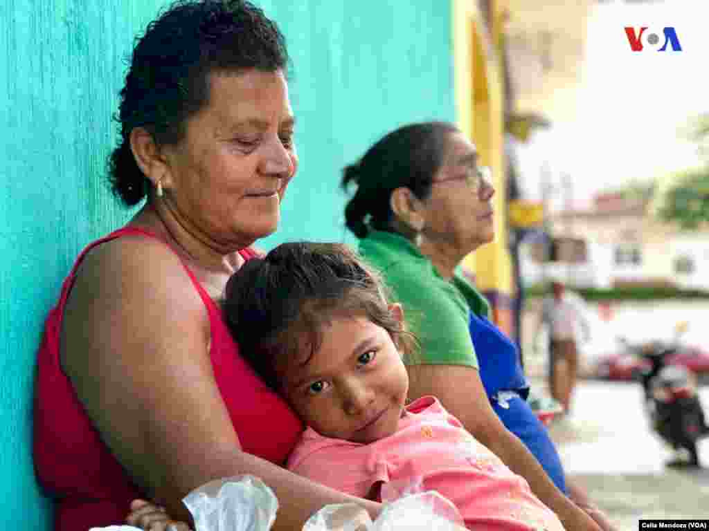 Una mujer con su hija en el mercado en Santa Catarina Mita