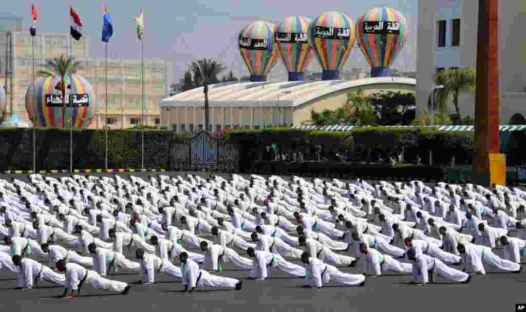 Egyptian military soldiers demonstrate their skills during a ceremony at a military base east of Cairo. (Photo released by Egyptian Presidency)