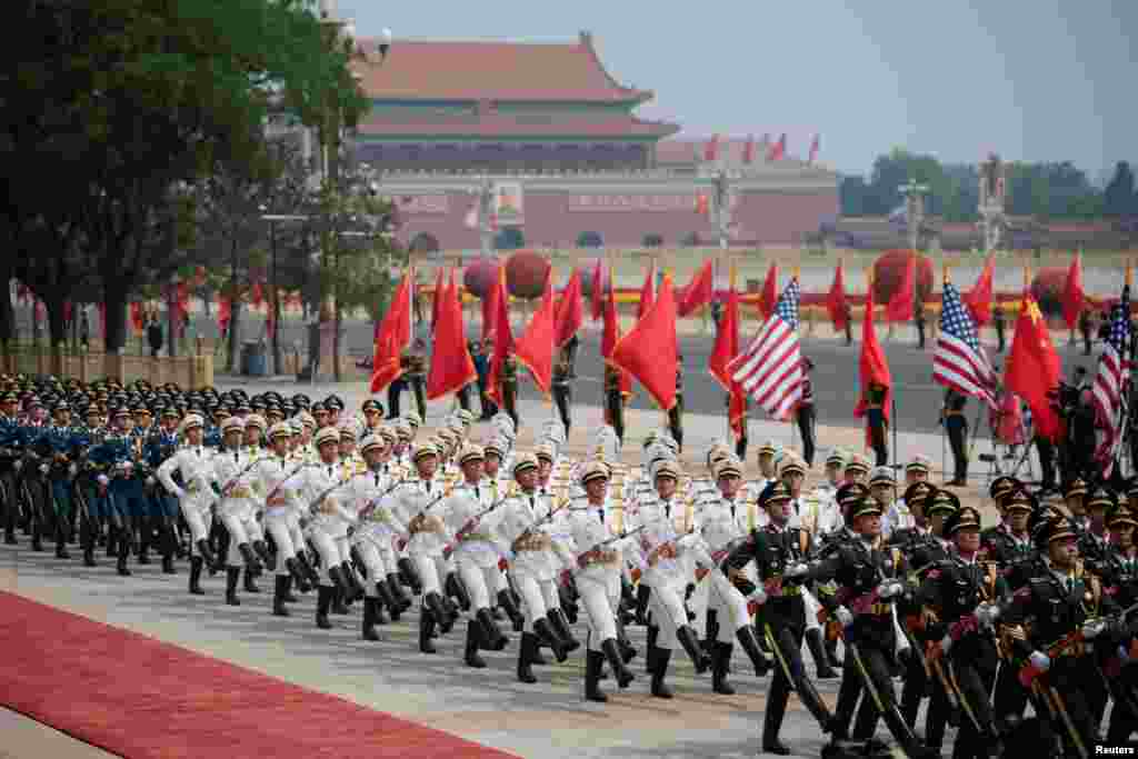 中国三军仪仗队在北京人民大会堂东门外广场举行的欢迎仪式上列队行进，接受美国总统特朗普的检阅。(2026年5月14日)