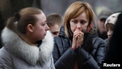 Warga berduka di lokasi tewasnya demonstran anti-Yanukovich di Kyiv.