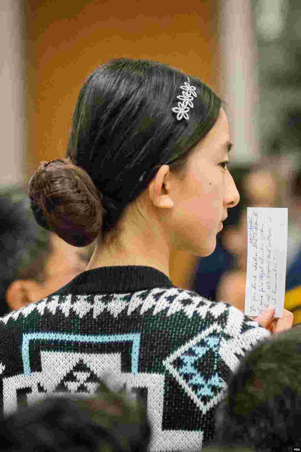 华裔学生在论坛现场担任义工（美国之音记者方正拍摄）