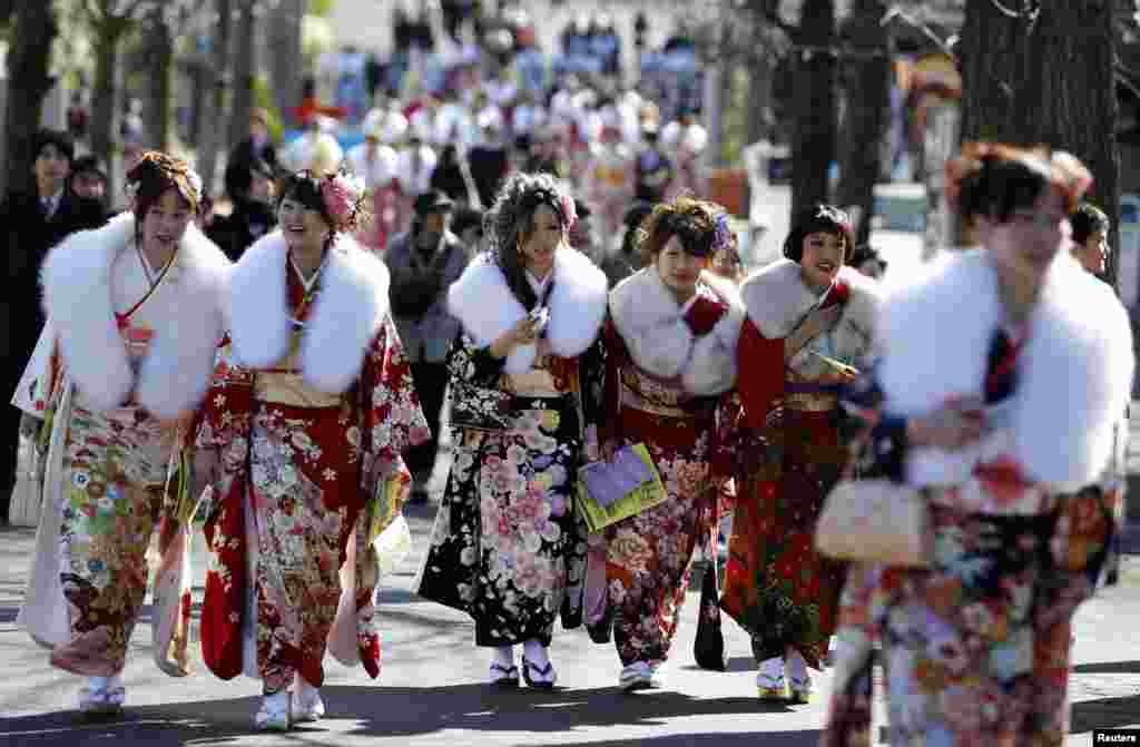 Para perempuan Jepang mengenakan kimono dalam sebuah upacara tradisional di taman hiburan di Tokyo.