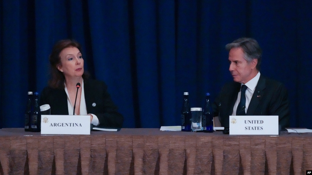 La canciller argentina Diana Morino habla mientras le escucha el secretario de Estado de EEUU, Antony Blinken, el 26 de septiembre en Nueva York.