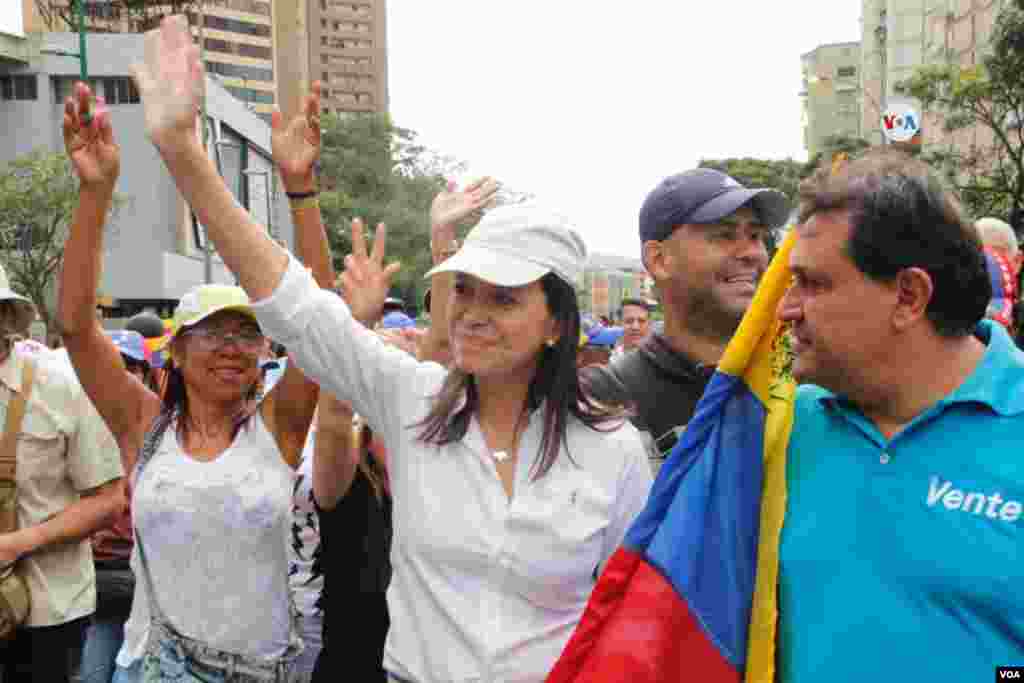 La activista María Corina Machado llegó hasta el centro comercial El líder para encabezar una de las protestas.