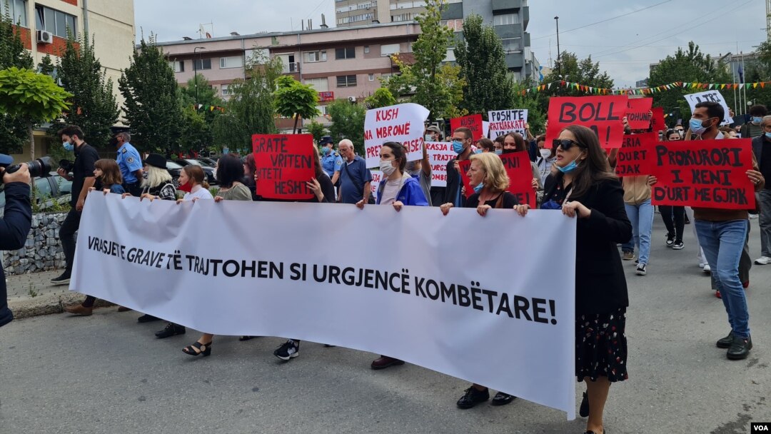 Protest za odbranu prava žena i devojaka na Kosovu, u Prištini 26. avgusta 2021. (Foto: VOA)