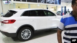 Une exposition des voitures à Dubaï, Émirats arabes unis, 10 août 2016. 