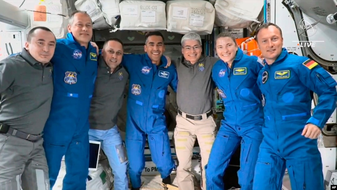 Tujuh astronaut yang berada di Stasiun Antariksa Internasional (ISS).
