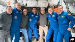 Tujuh astronaut yang berada di Stasiun Antariksa Internasional (ISS).