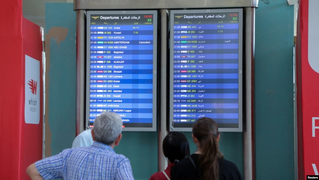 Ljudi gledaju table sa informacijama o letovima na međunarodnom aerodromu Bejrut-Rafic Hariri
