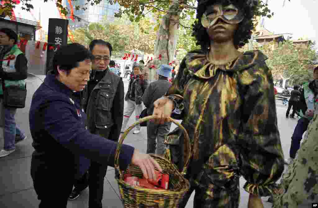 中国上海街头行人在世界艾滋病日领袖免费避孕套。(AP)