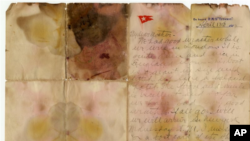 Una carta escrita por uno de los pasajeros del Titanic un día antes de que el barco se hundiera fue vendida por 126.000 libras (166.000 dólares) durante una subasta en el Reino Unido.