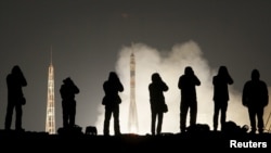 Para juru foto mengabadikan peluncuran Soyuz TMA-20M yang membawa astronot AS, Jeff Williams dan dua astronot Rusia, Alexey Ovchinin dan Oleg Skripochka dari kosmodrom Baikonur, Kazakhstan, Sabtu pagi (19/3).