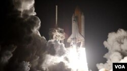 El transbordador Discovery al arrancar hacia la Estación Espacial Internacional desde el Centro Espacial Kennedy en Florida.