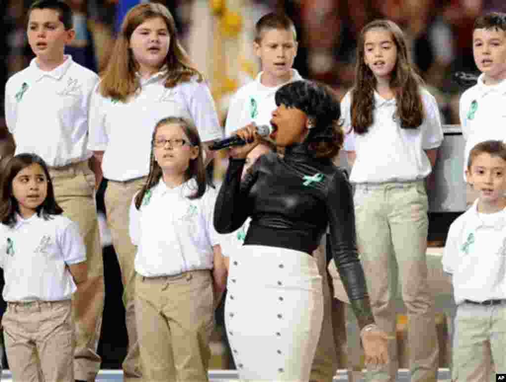 Penyanyi Jennifer Hudson tampil dalam Super Bowl XLVII di New Orleans, diiringi paduan suara dari Sekolah Dasar Sandy Hook, Newtown, Connecticut, tempat terjadinya tragedi penembakan Desember 2012 lalu. (Jordan Strauss/Invision/AP)