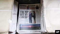Harian "Evening Standard" di London, Inggris, menampilkan berita tentang Presiden AS Donald Trump positif Covid-19 di halaman depannya, Jumat, 2 Oktober 2020.(AP Photo/Alberto Pezzali)