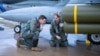 Dua tentara Angkatan Udara AS melakukan pemeriksaan terakhir terhadap bom tandan di Pangkalan Angkatan Udara Hill, Utah, AS (foto: dok).