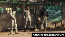 Des policiers tchadiens à N’Djamena, Tchad, 6 decembre 2016. VOA/André Kodmadjingar