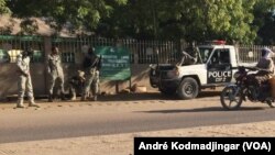 Des policiers devant la Bourse du travail à N’Djamena, Tchad, 6 decembre 2016. (VOA/André Kodmadjingar)