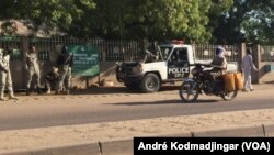 L'entrée principale de la Bourse de travail quadrillée par la police à N’Djamena, Tchad, 6 decembre 2016. VOA/André Kodmadjingar