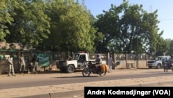 L'entrée principale de la bourse de travail quadrillée par la police à N’Djamena, Tchad, 6 decembre 2016. VOA/André Kodmadjingar