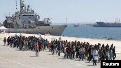 Para migran yang berhasil diselamatkan oleh AL Italia turun dari kapal Italia di pelabuhan Augusta, Sisilia (4/5).