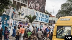 Balandi ba UDPS (Union pour la démocratie et le progrès social) na ndako ya lingomba na bango na Limete, Kinshasa, 21 décembre 2018.