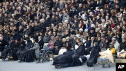 Des blessés des attaques de Paris aux Invalides le 27 novembre 2015. (AP Photo/Francois Mori) 