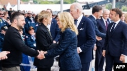 Presiden Ukraina Volodymyr Zelenskyy (kiri) dan ibu negara Olena Zelenska (kedua dari kiri) berjabat tangan dengan Presiden AS Joe Biden dan ibu negara AS Jill Biden di Normandy, Prancis, pada 6 Juni 2024. (Foto oleh Ludovic MARIN / AFP)