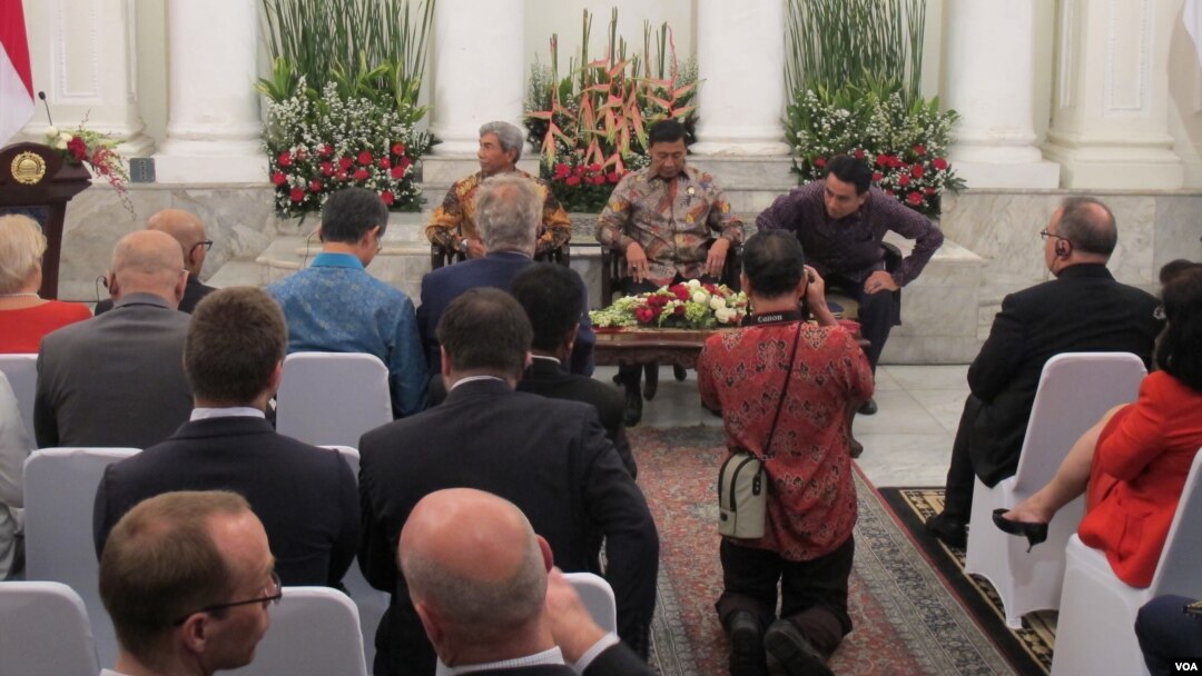 Menteri Koodinator Bidang Politik, Hukum, dan Keamanan Wiranto Kamis (1/12), memberi penjelasan kepada para duta besar dan perwakilan negara-negara asing soal situasi keamanan dan politik dalam negeri di Kementerian Luar Negeri. (VOA/Fathiyah Wardah)