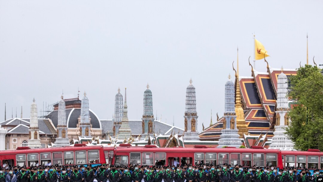 Petugas polisi yang mengenakan masker wajah berjejer, melindungi kawasan di sekitar Grand Palace saat melakukan aksi protes di Bangkok, Thailand, Minggu, 20 September 2020. (Foto: AP)