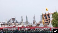 Petugas polisi yang mengenakan masker wajah berjejer, melindungi kawasan di sekitar Grand Palace saat melakukan aksi protes di Bangkok, Thailand, Minggu, 20 September 2020. (Foto: AP)