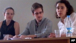 Edward Snowden (tengah) bersama para aktivis HAM dalam konferensi pers di Moskow (12/7). 