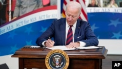 Foto Achiv: Prezidan Joe Biden siyen yon lwa nan Lamezonblanch nan Washington, Jedi 23 Dec. 2021. 