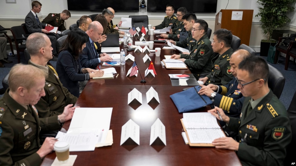 美国国防部提供的照片显示，负责中国、台湾与蒙古事务的副助理部长蔡斯与中国代表团在五角大楼举行年度美中防务政策协调会谈。(2024年1月9日)(photo:VOA)